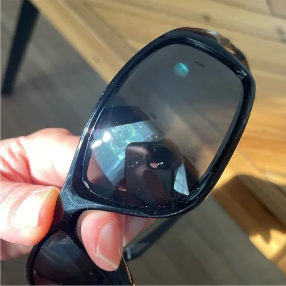 OAKLEYCanteen Men's Polarized Black
Wrap Sunglasses. Used.
009225-01-60 - Picture 7 of 12